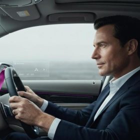 HUD дисплеи: Како виртуелната реалност го менува нашето возење