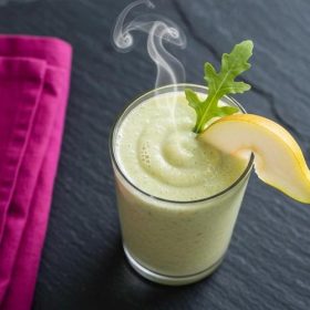 Смути со круша и рукола