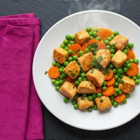 Пилешко со грашок и моркови