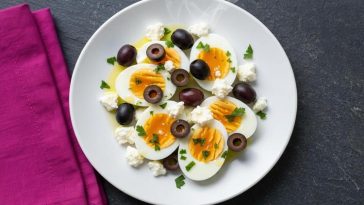 Варени јајца со сирење и маслинки