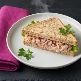 Интегрален сендвич со туна и кромид