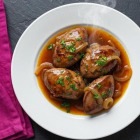 Пилешки џигерчиња со кромид и вино