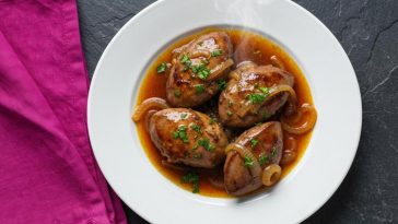 Пилешки џигерчиња со кромид и вино