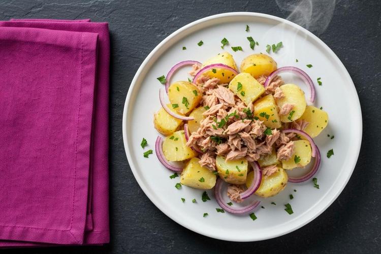 Компир салата со туна и кромид