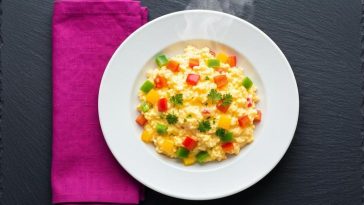 Стекнати јајца со свежа пиперка