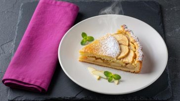 Пита со јаболка и гриз