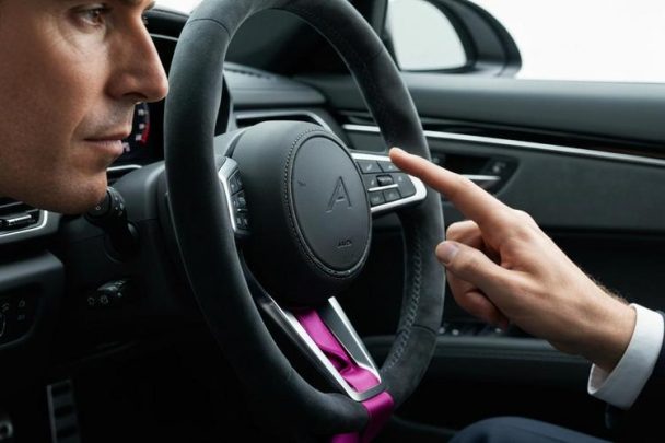 Alcantara: Како материјалот ја трансформира кабината на вашето возило