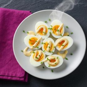 Варени јајца со сенф и мајонез
