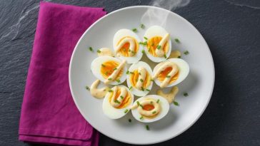 Варени јајца со сенф и мајонез