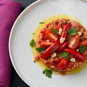 Макало со свежи домати и печени пиперки