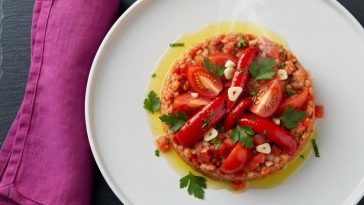 Макало со свежи домати и печени пиперки