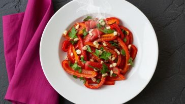 Салата од печени пиперки
