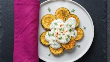 Пржени тиквички со лук и кисело млеко