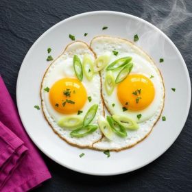Пржени јајца со млад кромид