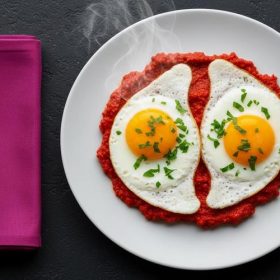 Јајца на око со ајвар (тазе)
