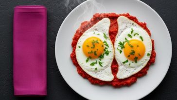 Јајца на око со ајвар (тазе)
