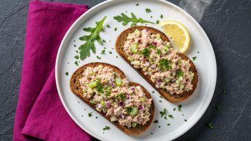 Ржан леб со варена туна