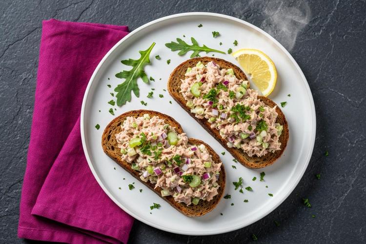 Ржан леб со варена туна