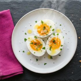 Варени јајца со маслиново масло