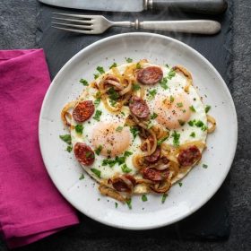 Пржени јајца со кулен и кромид
