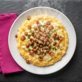 Качамак со сирење и чварки