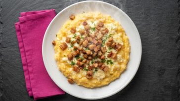 Качамак со сирење и чварки