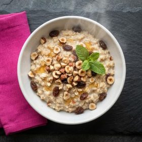 Овесна каша со лешници и суво грозје