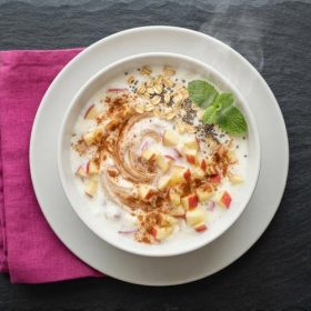 Кефир со јаболко и цимет