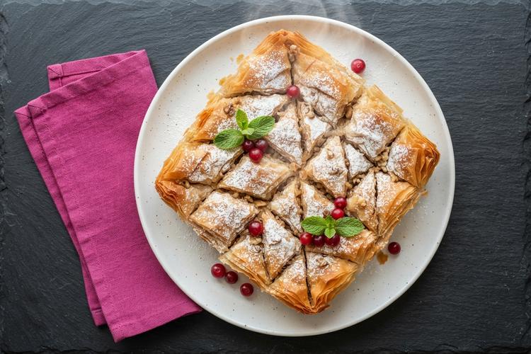 Пита со јаболка и ореви