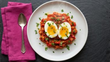 Варени јајца со домашна лутеница